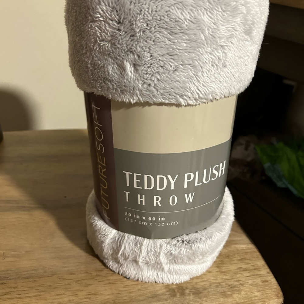 Futuresoft Teddy Plush Throw Blanket